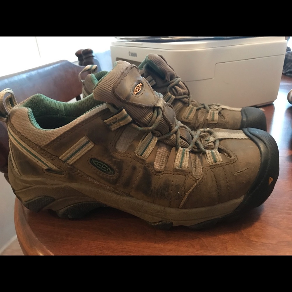 Women’s Keen steel toe low cut shoes